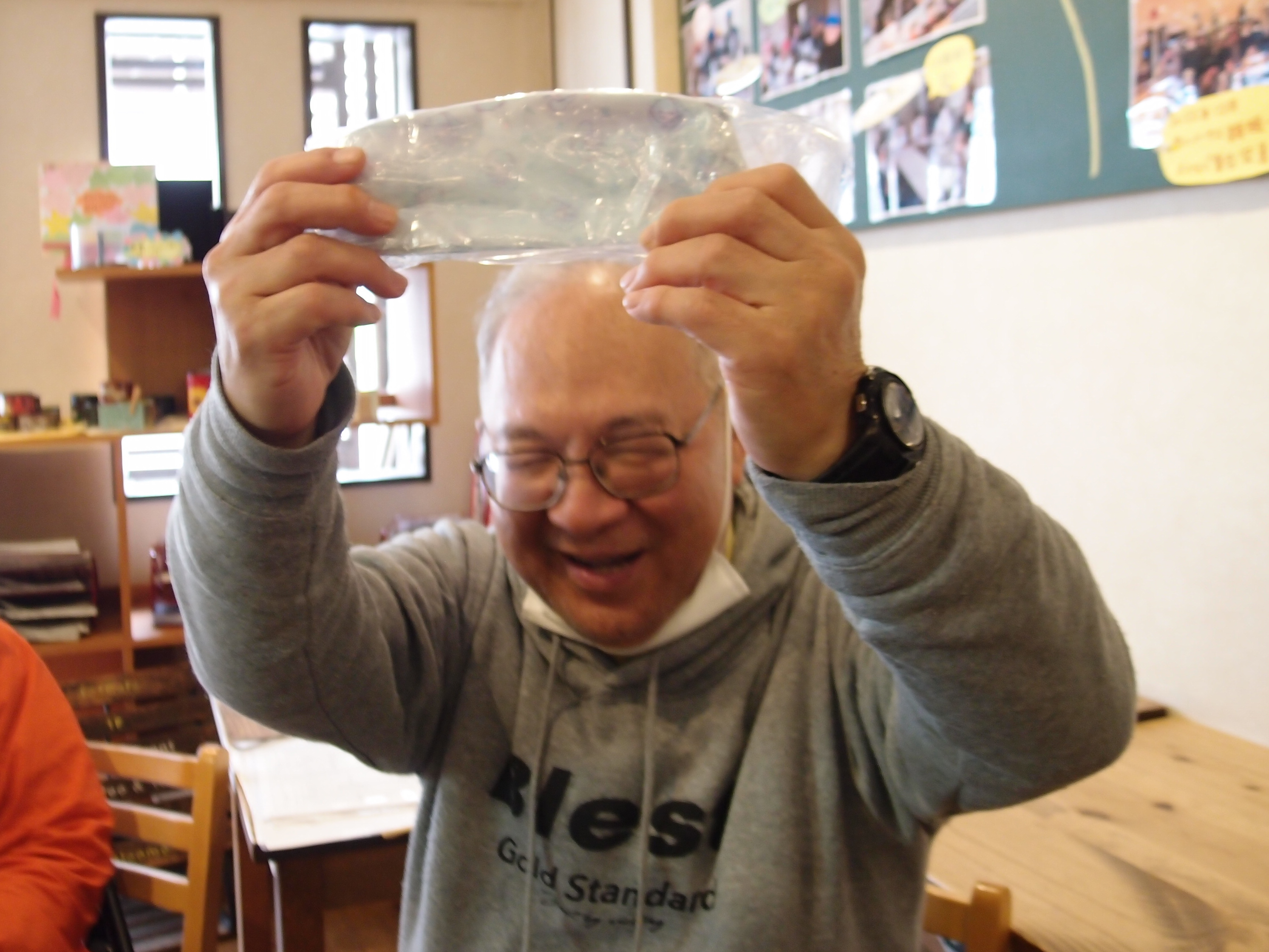 筆箱を獲得した高齢の男性メンバー。空にかかげている。