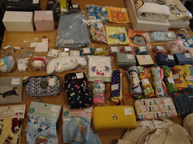 並べられた大量の不用品。ぬいぐるみやポーチ、サイフなどがある。