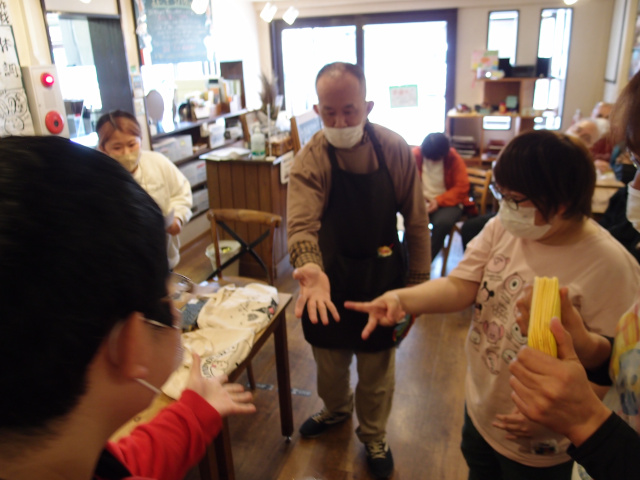 じゃんけんをする3人のメンバー男女。1つの不用品を競り合っている。