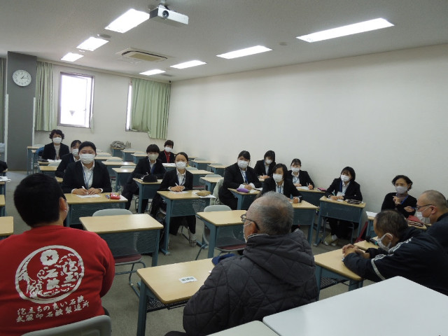 実習生が体験談を聞いている。みな、看護師を目指す実習生。沢山講義室に集まっている。メンバー3名が体験談を語っている。