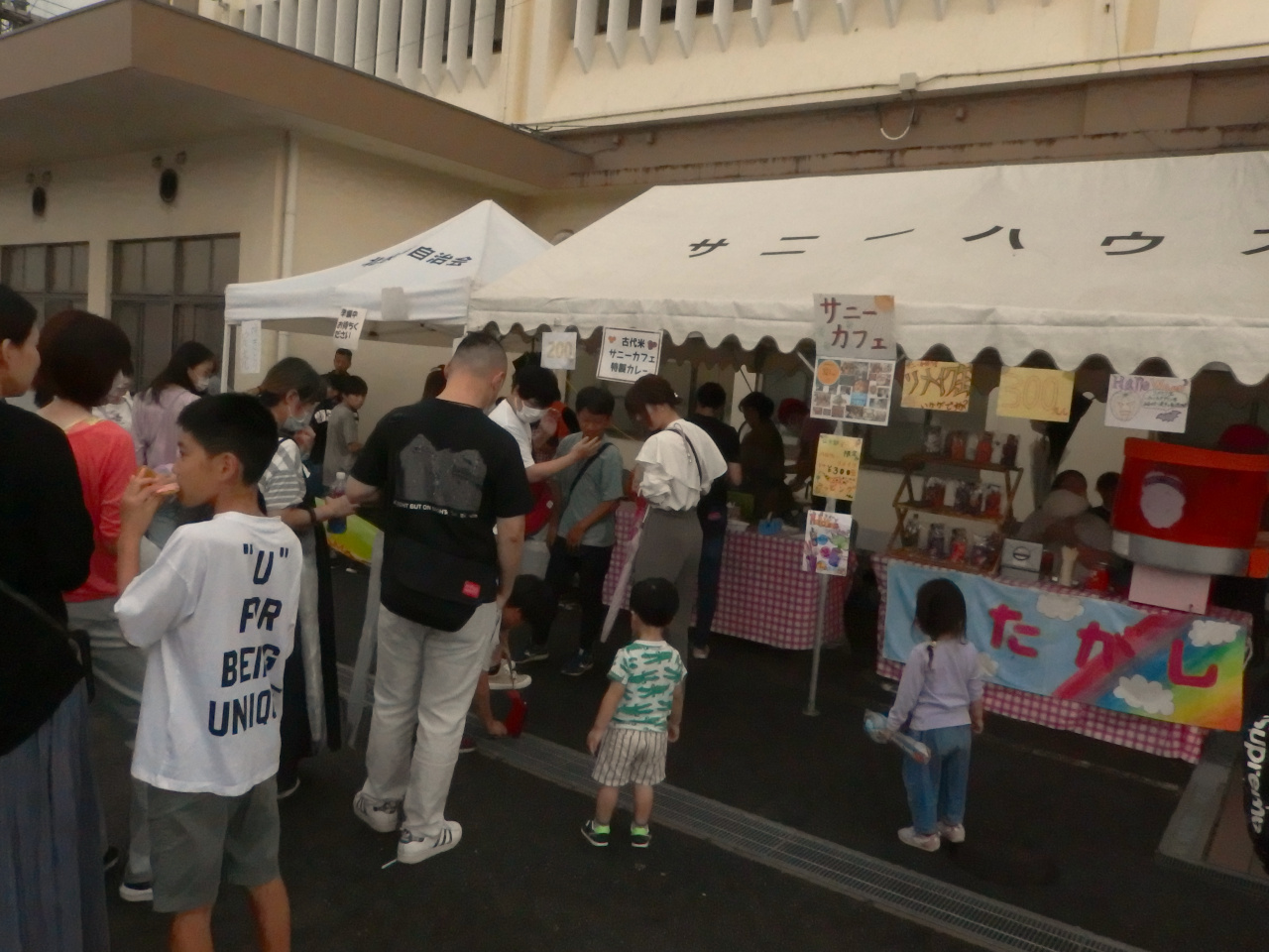 サニーハウスの出店に大量の人が集まっている。主にカレー目当て。同時に販売しているリメ缶やわたがしには集まっていない。