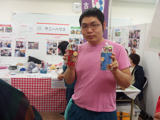 リメ缶を両手に持っている男性。