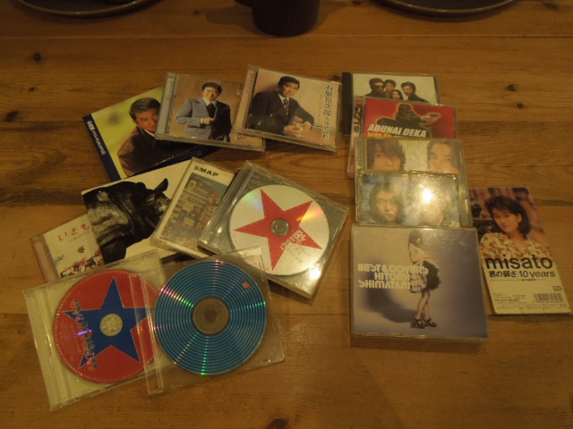 CDを並べている写真。石原裕次郎や渡辺美里のCDが並んでいる。
